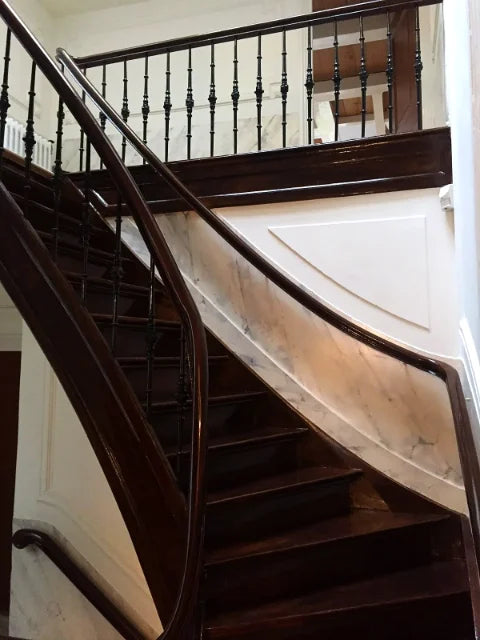Geschilderde trappen en trappenhuizen — Werkbeelden van verfwerk rond trappen, leuningen en trapwanden.