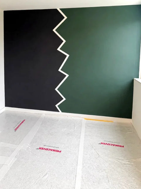 Kleurvlakken en behang — Accentkleuren, lijnwerk en behang in verschillende ruimtes.