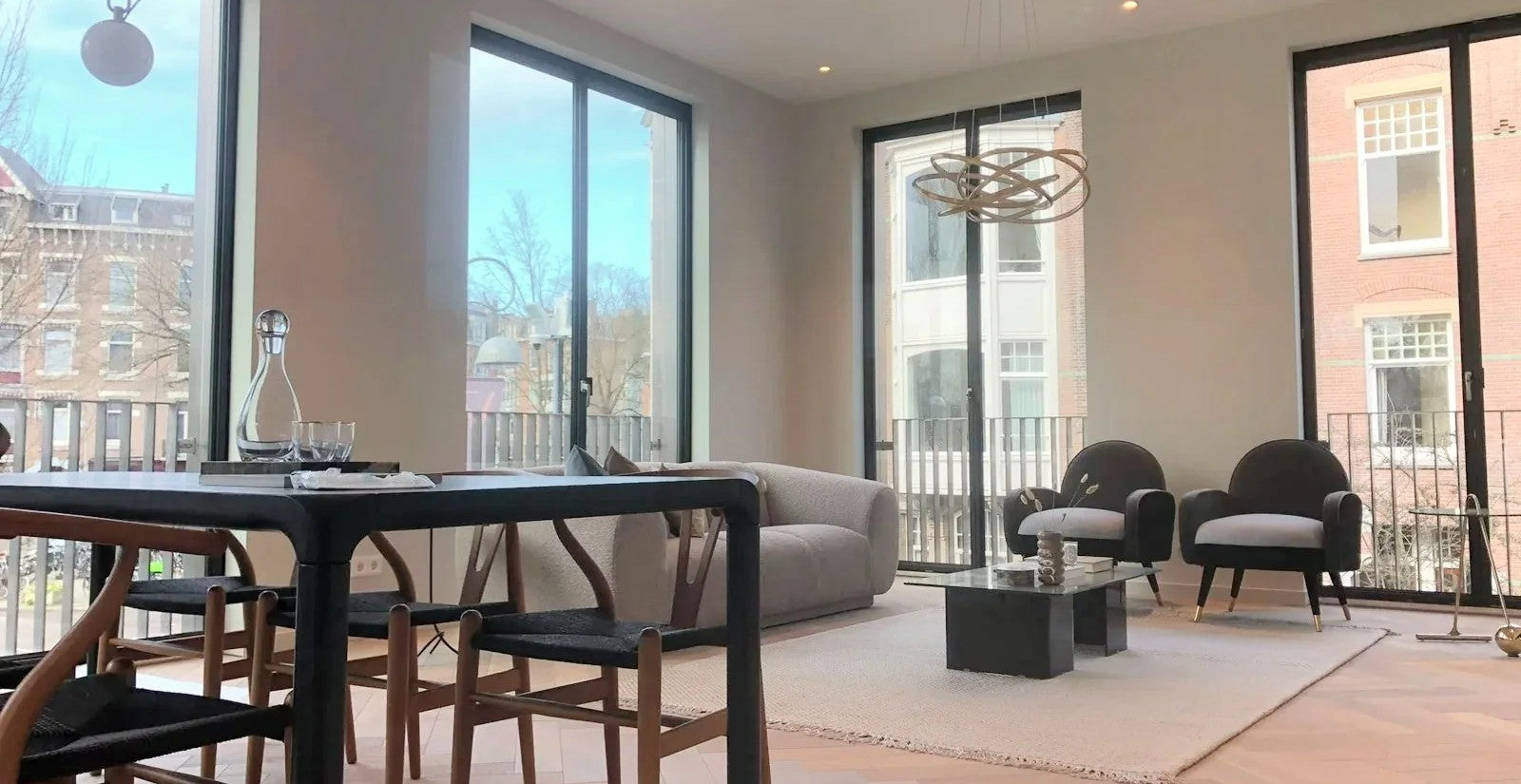 Lichte woonkamer met strak geschilderde wanden, grote ramen en visgraatvloer — eigen werkfoto van Renovra Bouw