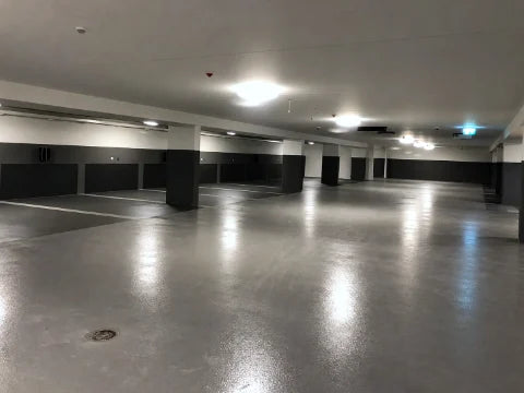 Grote ruimtes en zakelijke interieurs — Schilderwerk in grotere ruimtes, met beelden tijdens de afbouw.