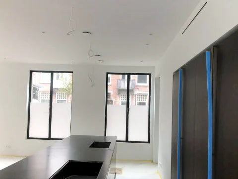 Afwerking rond kasten en keukens — Werkbeelden van geschilderde wanden en houtafwerking rond kasten en keukens.