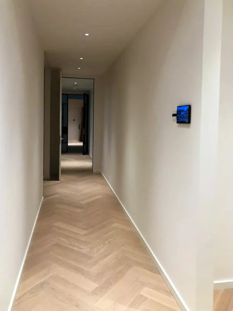 Binnenschilderwerk in lichte tinten — Wanden, plafonds en aansluitingen in moderne interieurs.