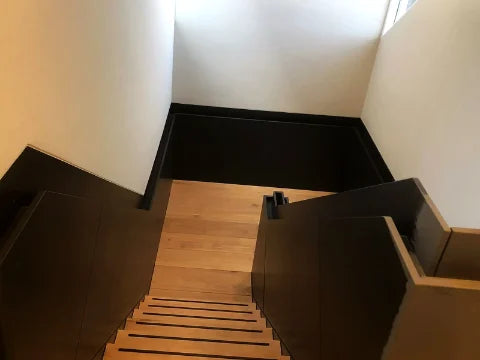 Geschilderde trappen en trappenhuizen — Werkbeelden van verfwerk rond trappen, leuningen en trapwanden.