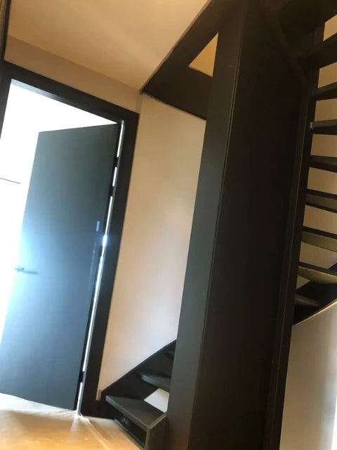 Geschilderde trappen en trappenhuizen — Werkbeelden van verfwerk rond trappen, leuningen en trapwanden.