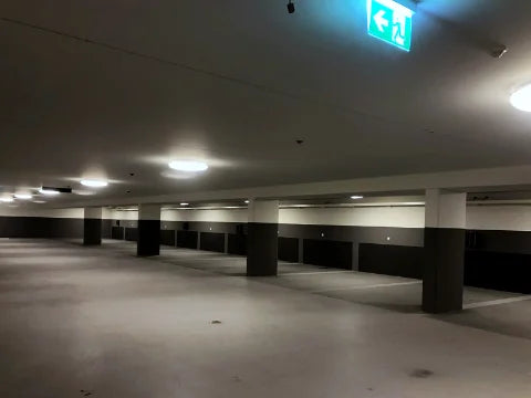 Grote ruimtes en zakelijke interieurs — Schilderwerk in grotere ruimtes, met beelden tijdens de afbouw.