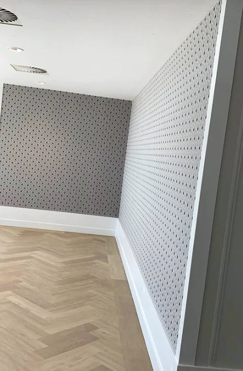 Kleurvlakken en behang — Accentkleuren, lijnwerk en behang in verschillende ruimtes.