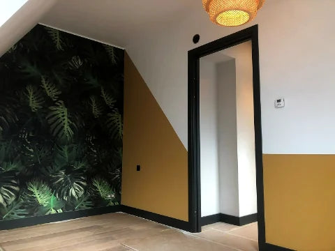 Kleurvlakken en behang — Accentkleuren, lijnwerk en behang in verschillende ruimtes.